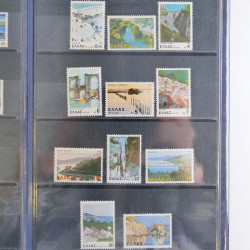 Vrac philatélique de timbres du monde neufs et oblitérés en un carton.