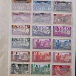 Vrac philatélique de timbres du monde neufs et oblitérés en un carton.