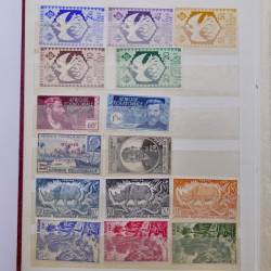 Vrac philatélique de timbres du monde neufs et oblitérés en un carton.