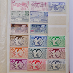 Vrac philatélique de timbres du monde neufs et oblitérés en un carton.