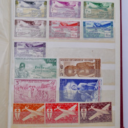 Vrac philatélique de timbres du monde neufs et oblitérés en un carton.