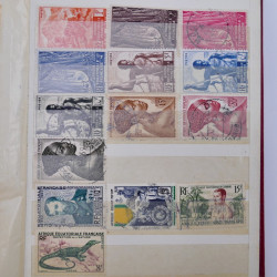 Vrac philatélique de timbres du monde neufs et oblitérés en un carton.