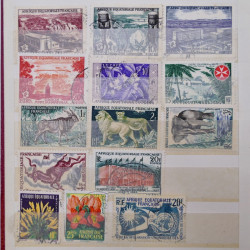 Vrac philatélique de timbres du monde neufs et oblitérés en un carton.