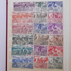 Vrac philatélique de timbres du monde neufs et oblitérés en un carton.