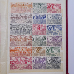 Vrac philatélique de timbres du monde neufs et oblitérés en un carton.