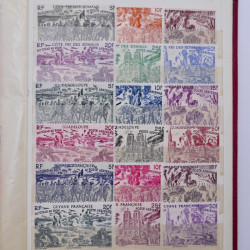 Vrac philatélique de timbres du monde neufs et oblitérés en un carton.