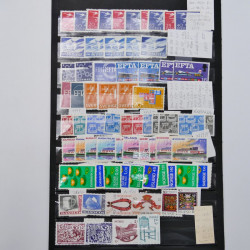 Vrac philatélique de timbres du monde neufs et oblitérés en un carton.