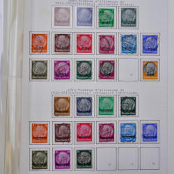 Vrac philatélique de timbres du monde neufs et oblitérés en un carton.