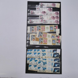 Vrac philatélique de timbres du monde neufs et oblitérés en un carton.