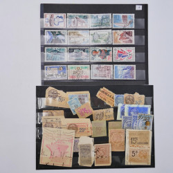 Vrac philatélique de timbres du monde neufs et oblitérés en un carton.