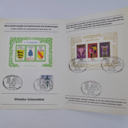 Vrac philatélique de timbres du monde neufs et oblitérés en un carton.