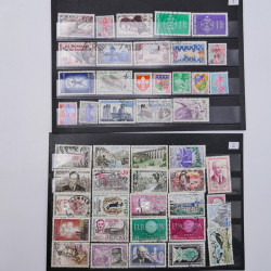 Vrac philatélique de timbres du monde neufs et oblitérés en un carton.