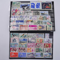 Vrac philatélique de timbres du monde neufs et oblitérés en un carton.