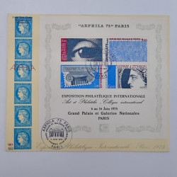 Vrac philatélique de timbres du monde neufs et oblitérés en un carton.