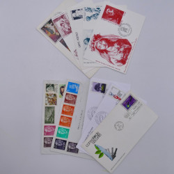 Vrac philatélique de timbres du monde neufs et oblitérés en un carton.