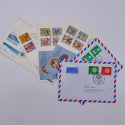 Vrac philatélique de timbres du monde neufs et oblitérés en un carton.