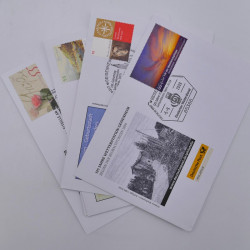 Vrac philatélique de timbres du monde neufs et oblitérés en un carton.