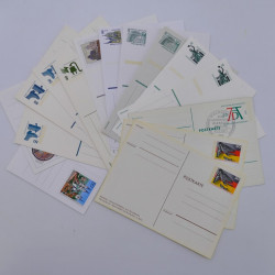 Vrac philatélique de timbres du monde neufs et oblitérés en un carton.