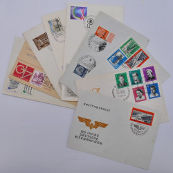 Vrac philatélique de timbres du monde neufs et oblitérés en un carton.