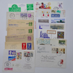 Vrac philatélique de timbres du monde neufs et oblitérés en un carton.