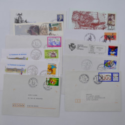 Vrac philatélique de timbres du monde neufs et oblitérés en un carton.