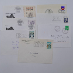 Vrac philatélique de timbres du monde neufs et oblitérés en un carton.