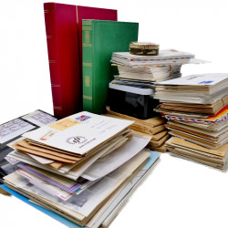 Vrac philatélique de timbres du monde neufs et oblitérés en un carton.