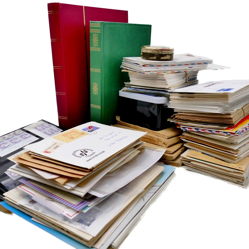 Vrac philatélique de timbres du monde neufs et oblitérés en un carton.