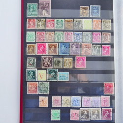 Vrac philatélique de timbres du monde neufs et oblitérés en un carton.