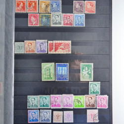 Vrac philatélique de timbres du monde neufs et oblitérés en un carton.