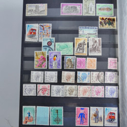 Vrac philatélique de timbres du monde neufs et oblitérés en un carton.