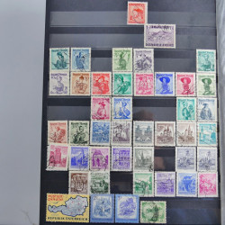 Vrac philatélique de timbres du monde neufs et oblitérés en un carton.