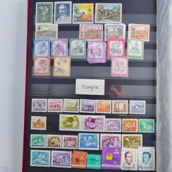 Vrac philatélique de timbres du monde neufs et oblitérés en un carton.