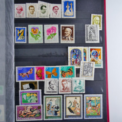 Vrac philatélique de timbres du monde neufs et oblitérés en un carton.