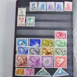 Vrac philatélique de timbres du monde neufs et oblitérés en un carton.