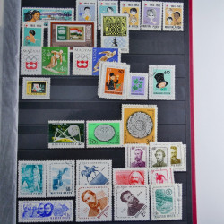 Vrac philatélique de timbres du monde neufs et oblitérés en un carton.