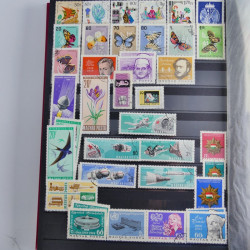 Vrac philatélique de timbres du monde neufs et oblitérés en un carton.