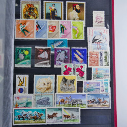 Vrac philatélique de timbres du monde neufs et oblitérés en un carton.