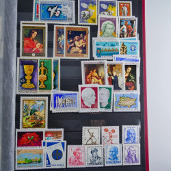 Vrac philatélique de timbres du monde neufs et oblitérés en un carton.