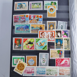 Vrac philatélique de timbres du monde neufs et oblitérés en un carton.