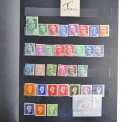 Vrac philatélique de timbres du monde neufs et oblitérés en un carton.