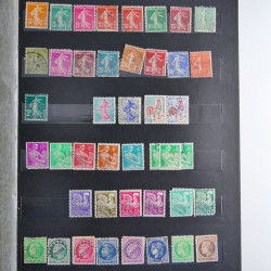 Vrac philatélique de timbres du monde neufs et oblitérés en un carton.