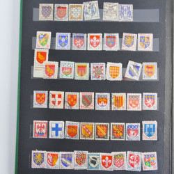 Vrac philatélique de timbres du monde neufs et oblitérés en un carton.