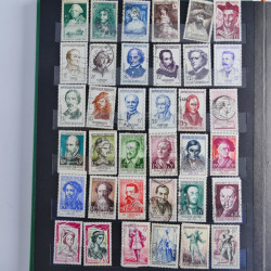 Vrac philatélique de timbres du monde neufs et oblitérés en un carton.