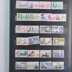 Vrac philatélique de timbres du monde neufs et oblitérés en un carton.