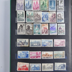 Vrac philatélique de timbres du monde neufs et oblitérés en un carton.