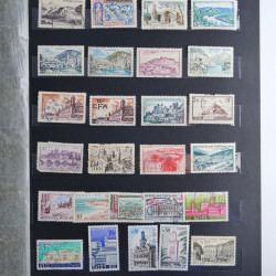 Vrac philatélique de timbres du monde neufs et oblitérés en un carton.