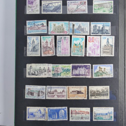 Vrac philatélique de timbres du monde neufs et oblitérés en un carton.