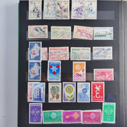 Vrac philatélique de timbres du monde neufs et oblitérés en un carton.