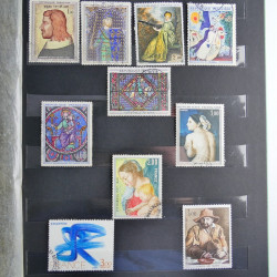 Vrac philatélique de timbres du monde neufs et oblitérés en un carton.